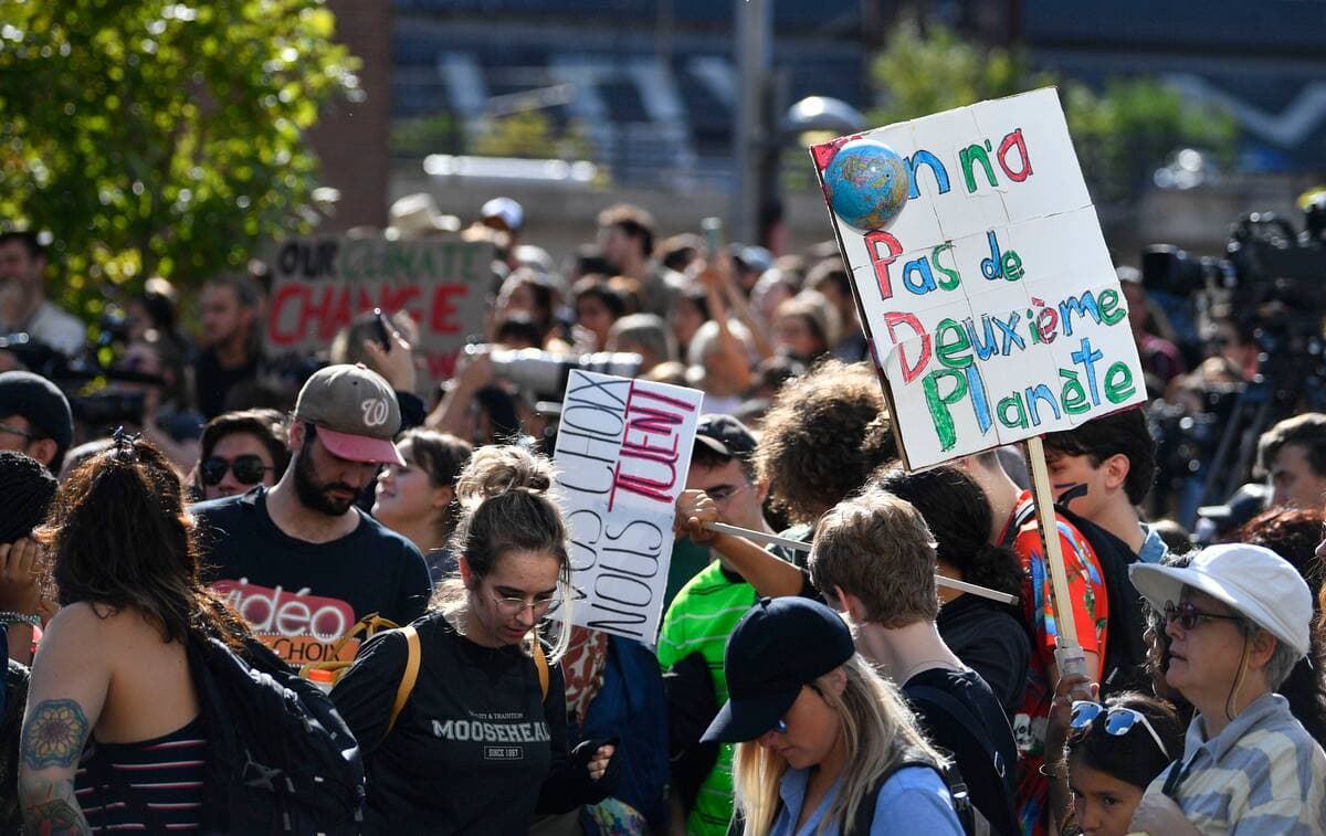 Des affiches de manifestants lors de la marche pour le climat à Montréal le vendredi 27 septembre 2019.