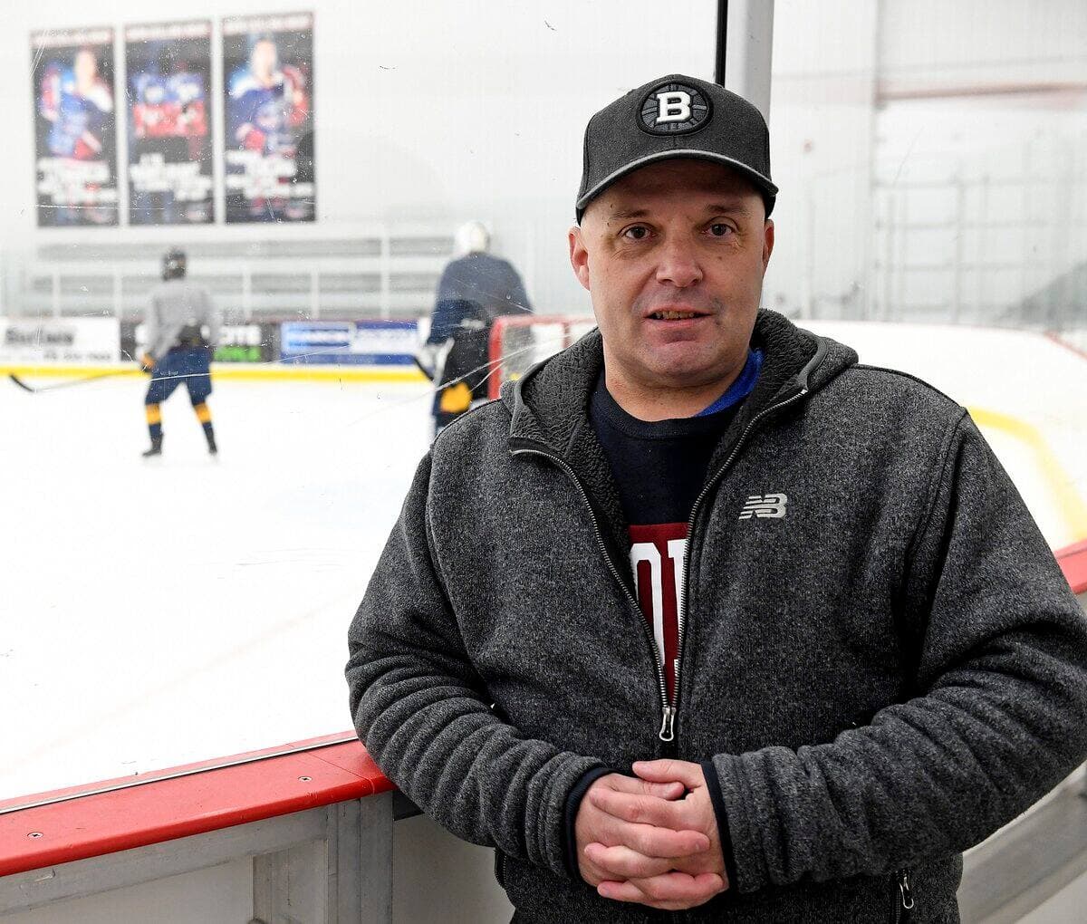 Alain Lachance, président de la Ligue majeure de hockey olympique, une ligue de garage basée à Québec qui représente de près de 100 équipes, demande la reprise des sports d’équipe à l’intérieur afin de sauver la saison en cours.