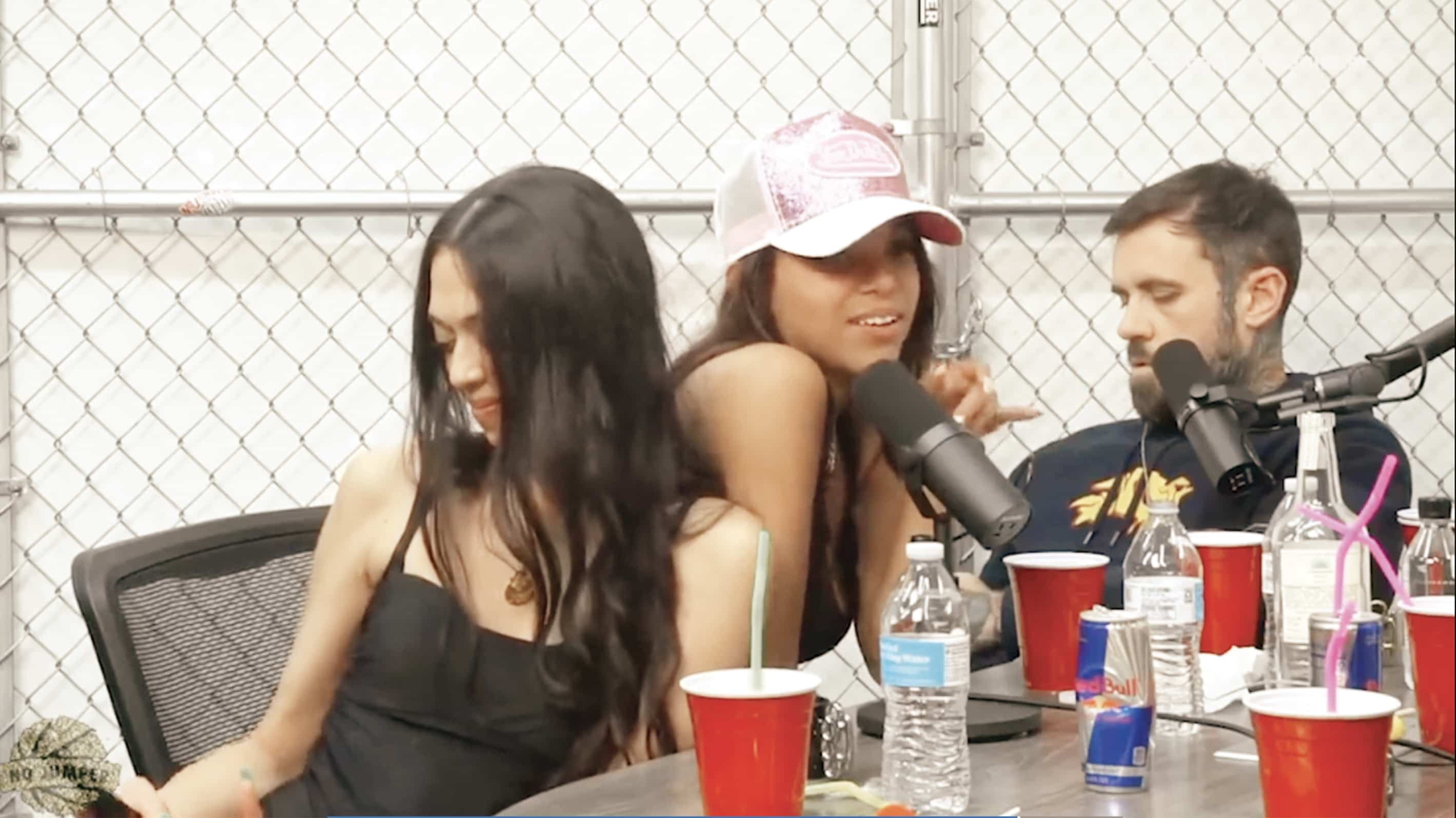 Sydney Chase (au centre) a dévoilé la liaison lors du balado No Jumper.