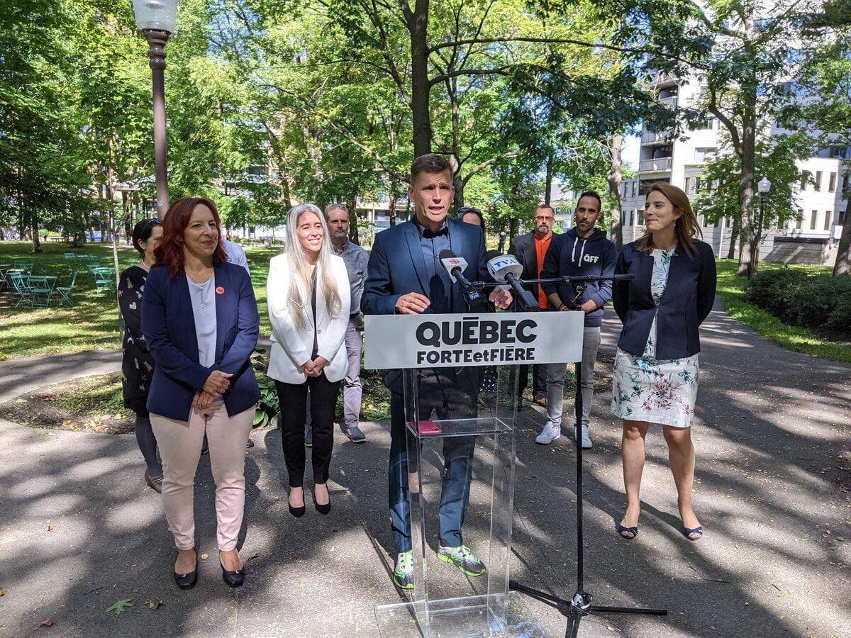Le chef de Québec forte et fière, Bruno Marchand, entouré de membres de son équipe, lors d'une conférence de presse portant sur la qualité de vie des personnes aînées, le mardi 14 septembre 2021 au parc Samuel-Holland dans le quartier Saint-Sacrement.