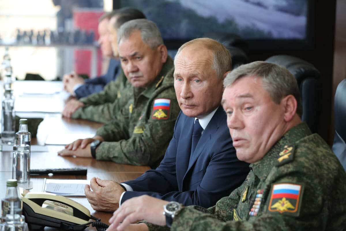 Le président russe Vladimir Poutine, accompagné du ministre de la Défense Sergei Shoigu et de Valery Gerasimov, le chef de l'état-major russe.