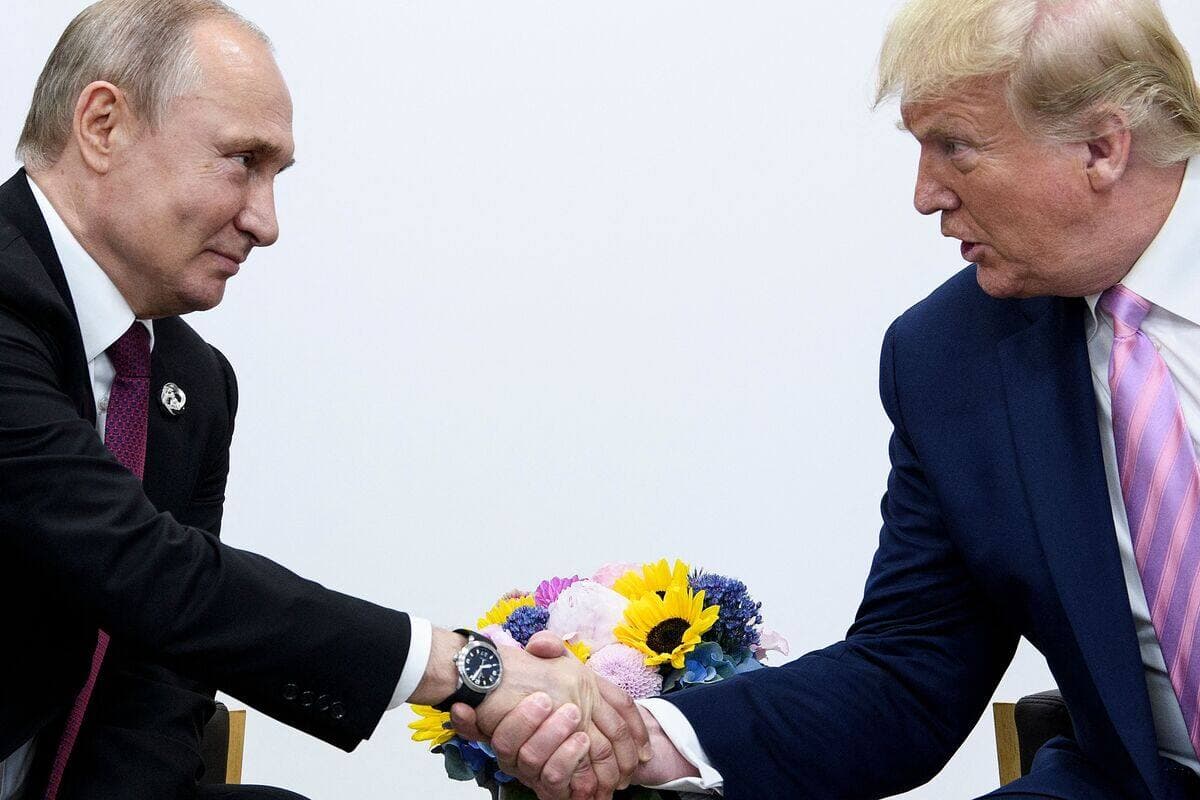 Vladimir Poutine et Donald Trump se serrant la main lors du Sommet du G20, à Osaka au Japon, le 28 juin 2019.