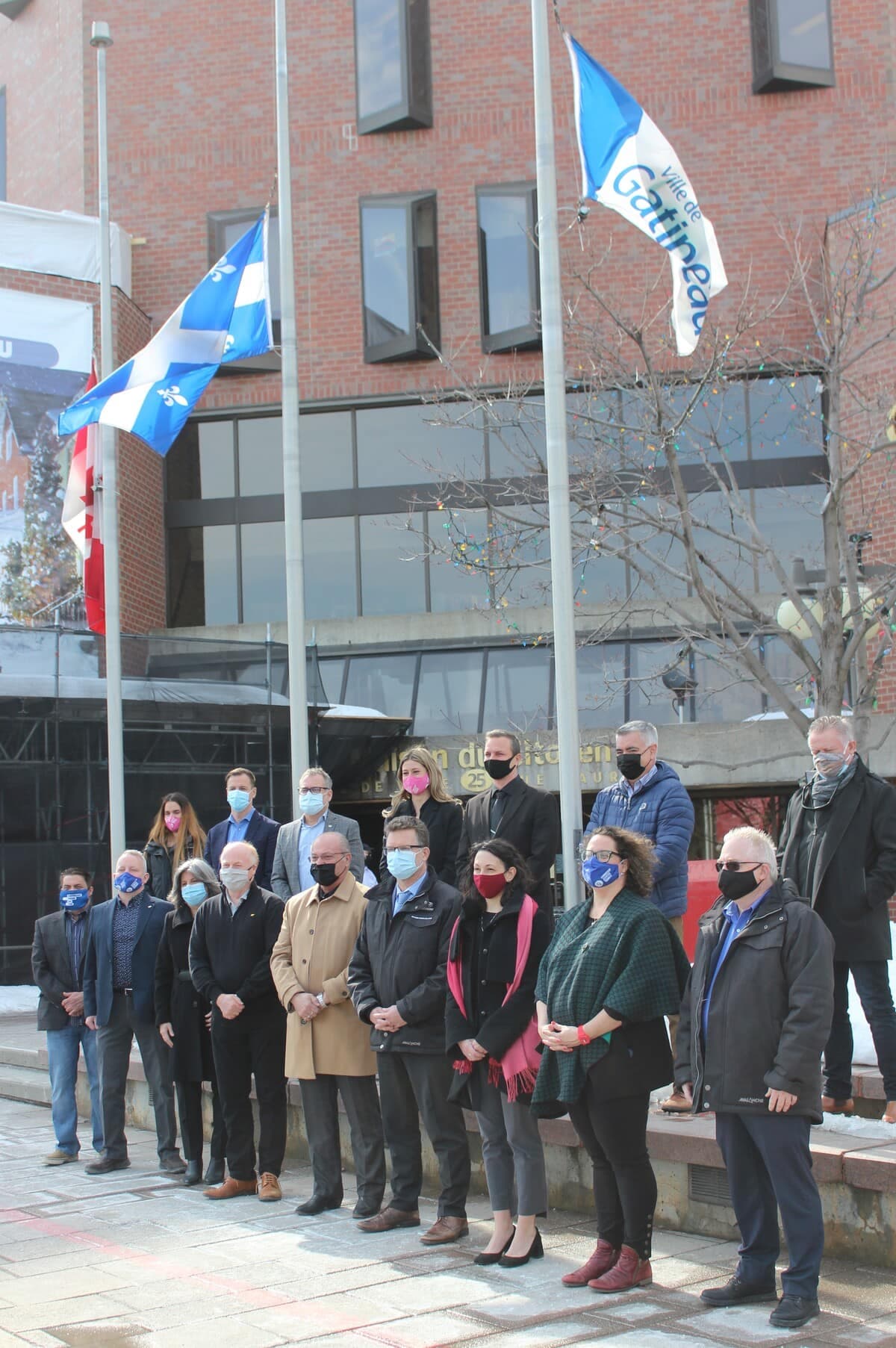 Les élus de Gatineau se sont réunis, jeudi après-midi, le 11 mars 2021, devant la Maison du citoyen en mémoire des victimes de la COVID-19.