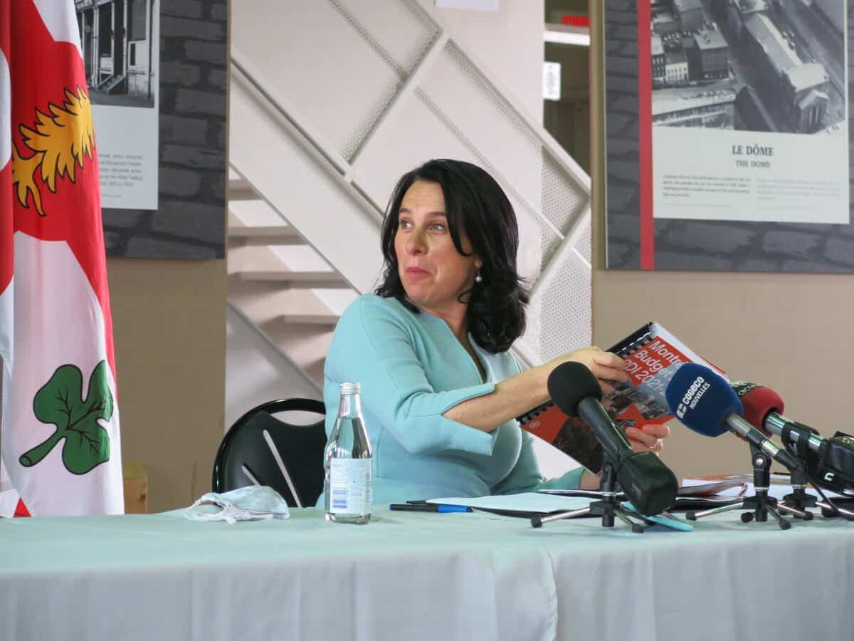 La mairesse de Montréal, Valérie Plante, présente le budget 2021, de 6,1 G$, au marché Bonsecours, le 12 novembre 2020.