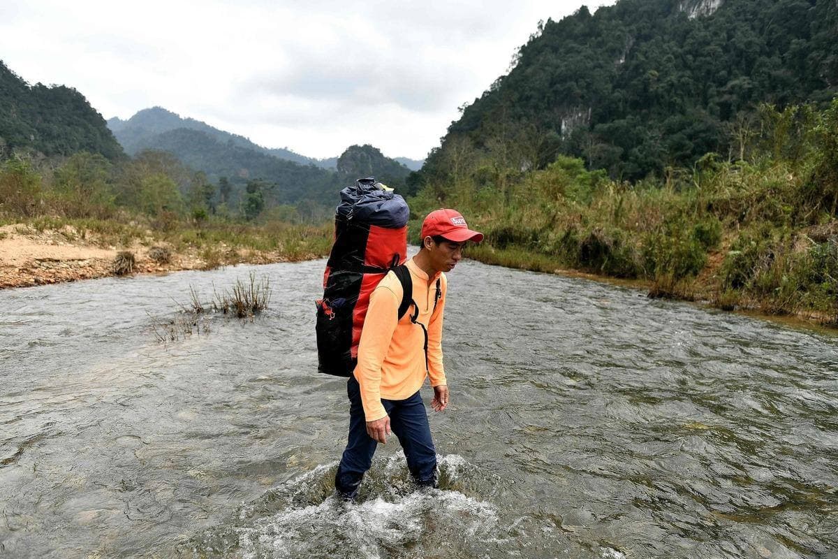 Ho Minh Phuc, un ancien coupeur de bois devenu porteur pour les groupes autorisés à explorer la grotte.