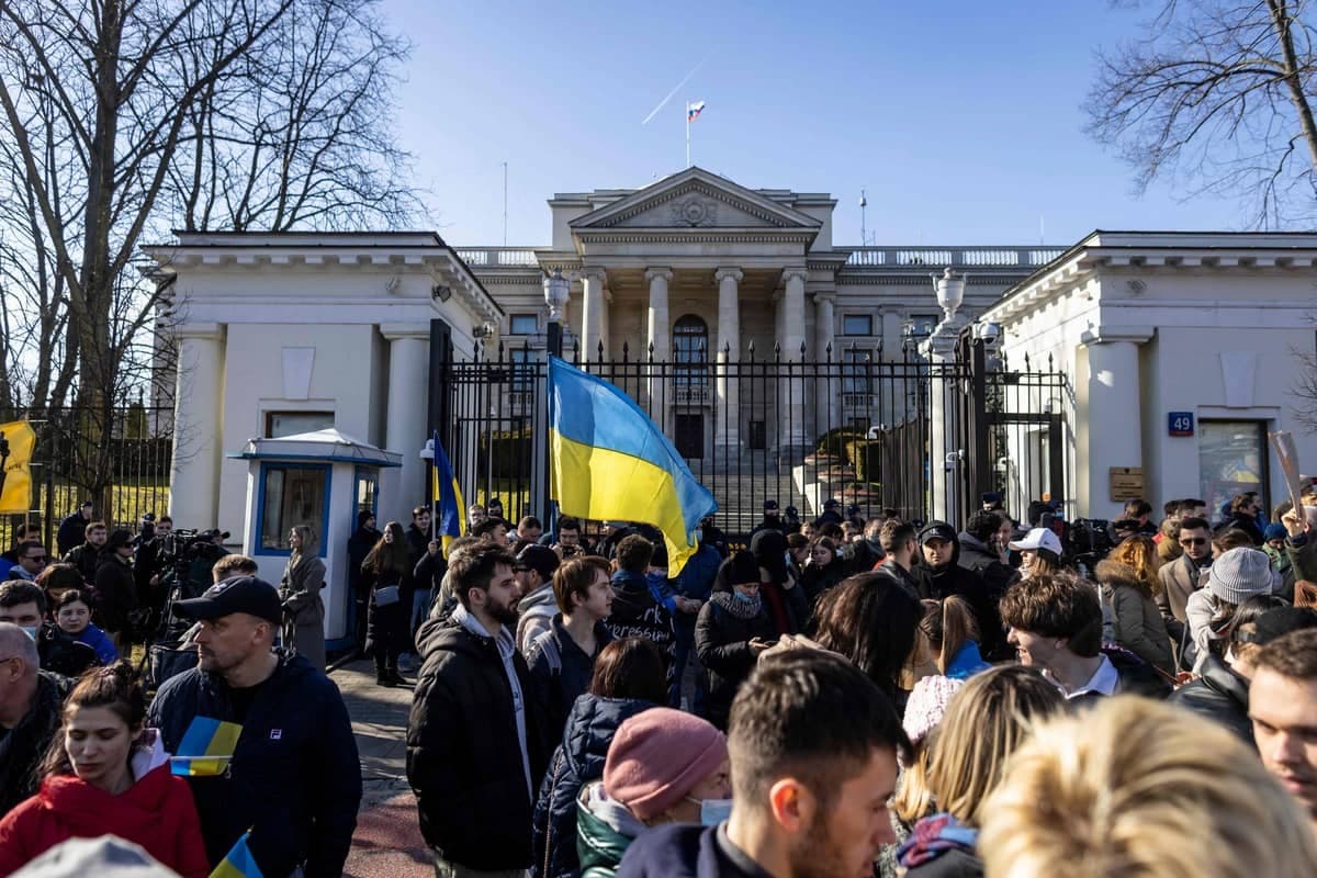 L'ambassade de Russie en Pologne devant laquelle plusieurs manifestants s'étaient rassemblés au début de l'invasion russe.