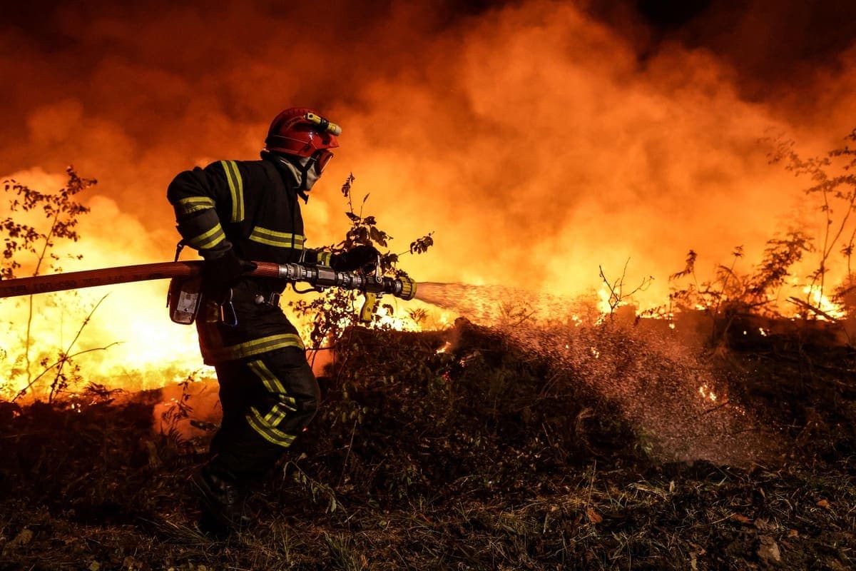 Des centaines de pompiers s'affairent toujours à éteindre deux feux de forêt qui brûlent toujours dans le sud-ouest de la France et qui ont consumé près de 11 000 hectares en une semaine.