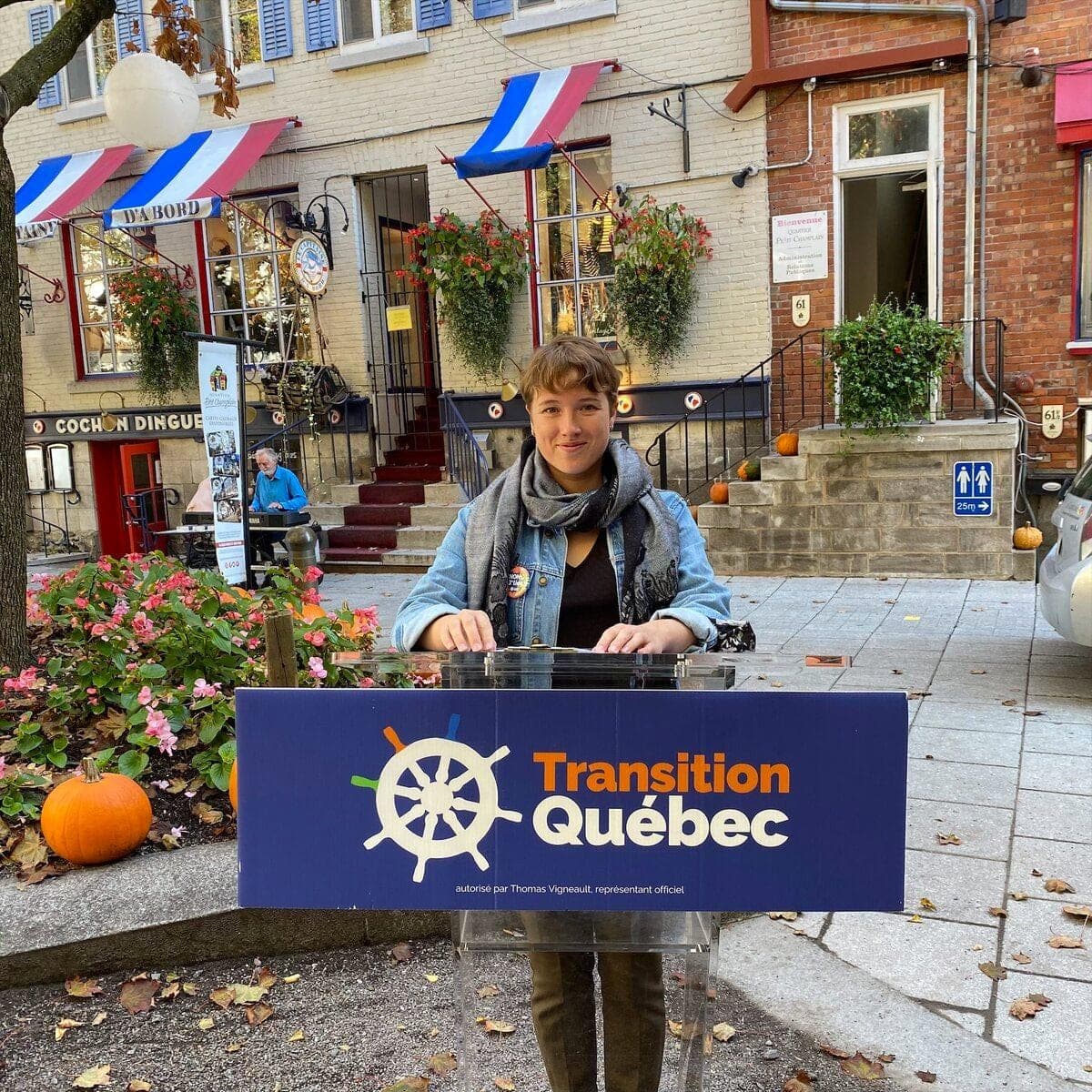 Alexia Oman, candidate de Transition Québec dans Cap-aux-Diamants, lors d'une annonce électorale jeudi matin.