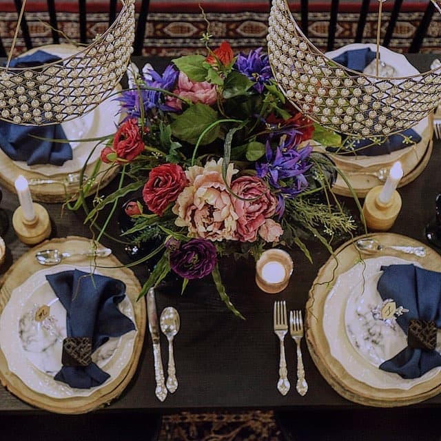 Un ensemble stylisé par Marie Adolphe de M.A Signature Event Design et disponible sur Tenue de Soirée. Mme Adolphe conceptualise différentes ambiances de décor avec des éléments originaux.