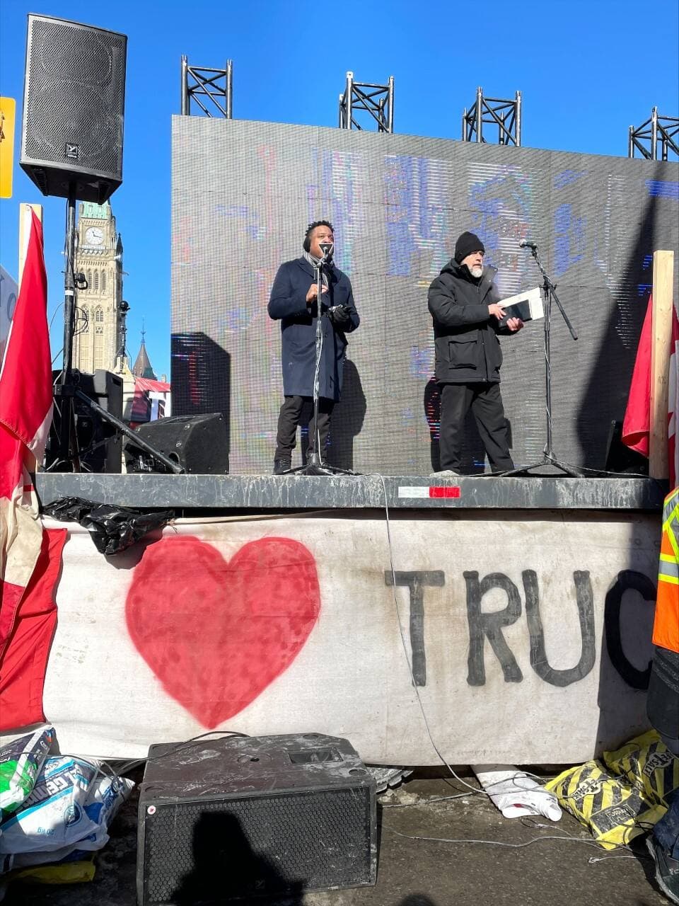 Le pasteur montréalais Carlos Norbal a donné un sermon sur la scène principale de l’occupation à Ottawa.