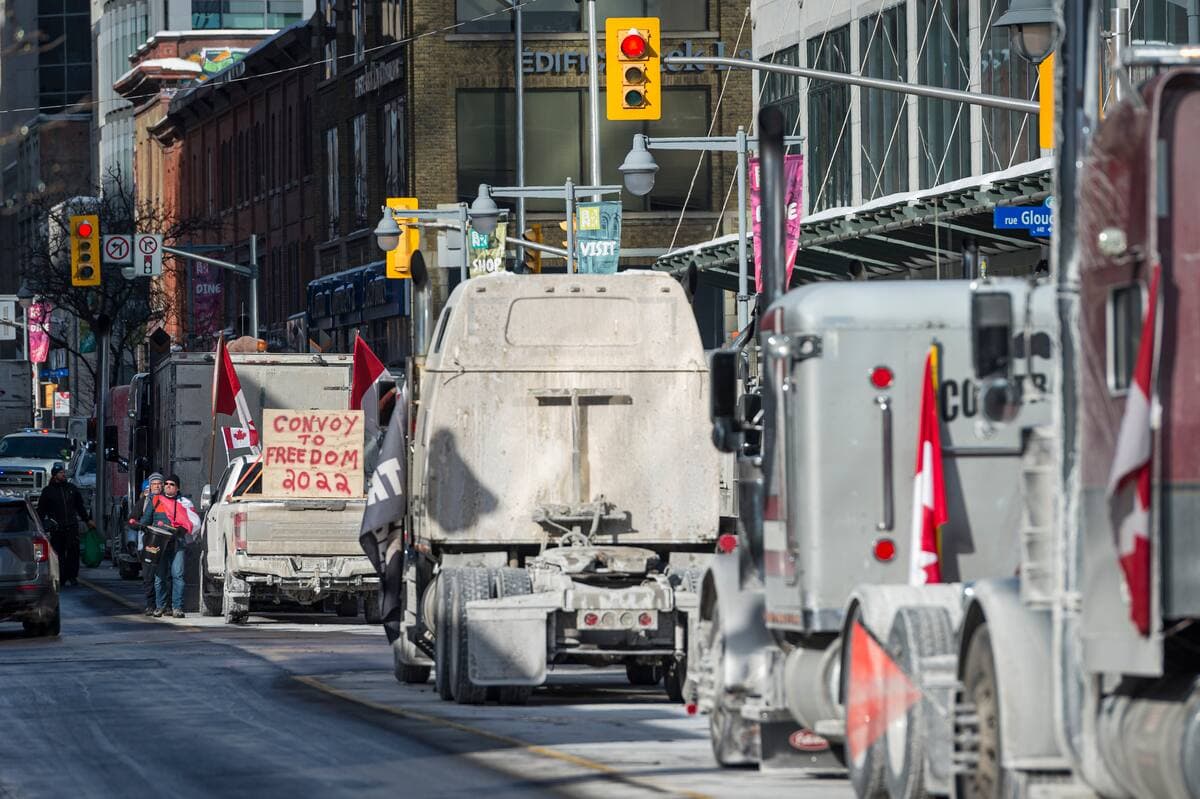 Des camionneurs qui protestent depuis vendredi soir contre la vaccination obligatoire et la fin des mesures sanitaires sont rassemblés devant le parlement d'Ottawa, le lundi 31 janvier.