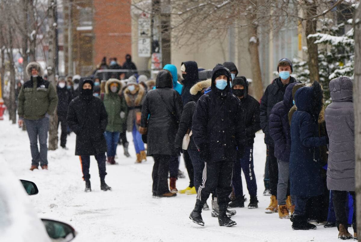 L'attente était encore longue pour obtenir un test de dépistage de la COVID-19 au CLSC de Parc-Extension, à Montréal, le dimanche 2 janvier.