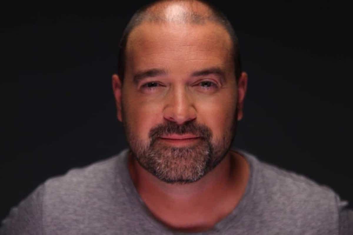 Le réalisateur Simon Sachel