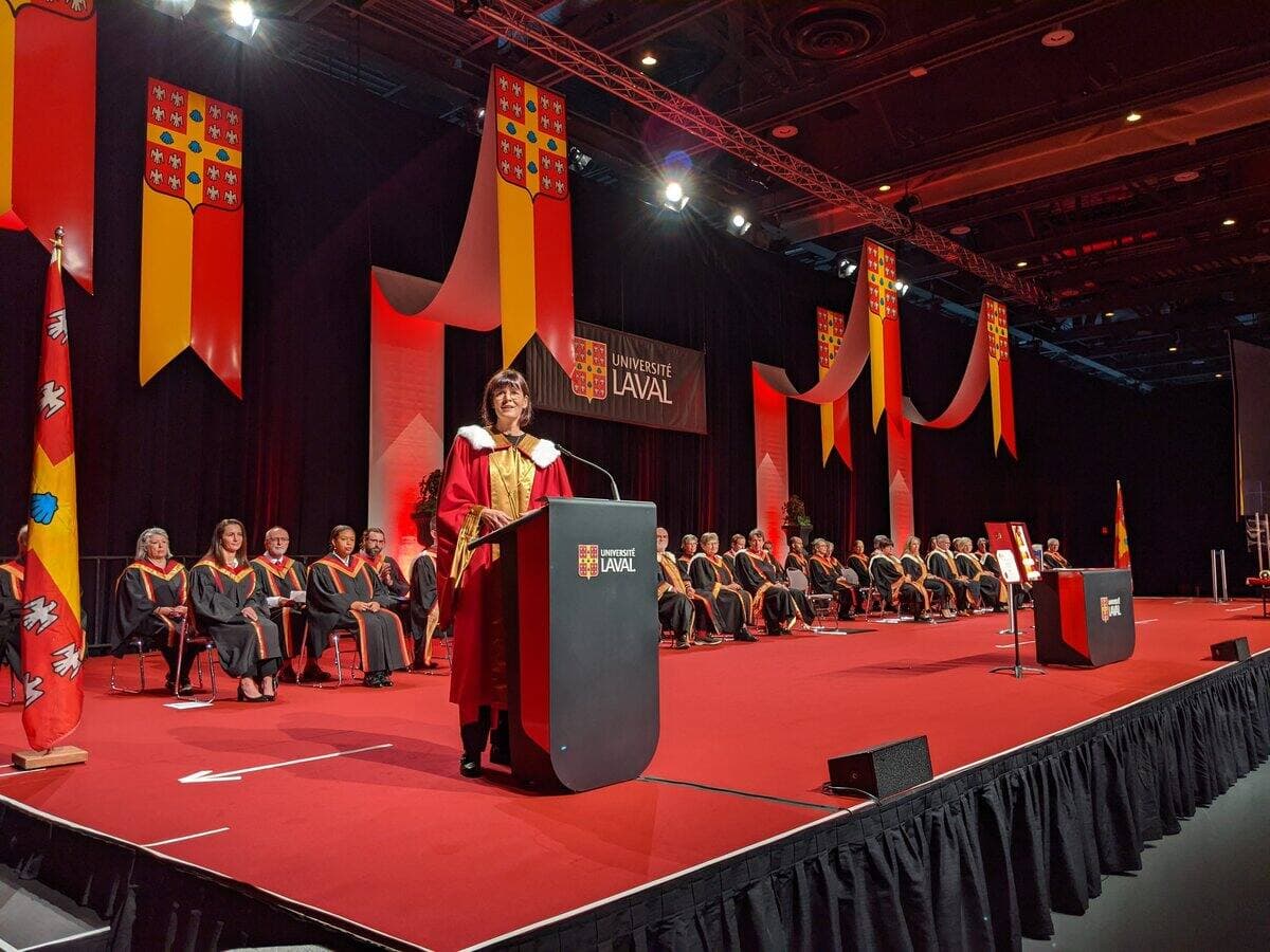 Sophie D’Amours, rectrice de l'Université Laval. Après deux années d’absence, la grande tradition de la collation des grades a repris en personne mercredi sous le signe des retrouvailles et de l’émotion, pour des centaines de diplômés de l’Université Laval. L’événement dure six jours au Centre des congrès de Québec.