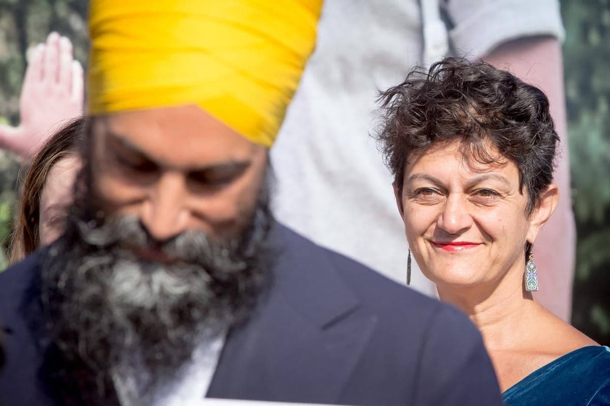 La candidate du NPD Nimâ Machouf derrière son chef, Jagmeet Singh, en 2019.