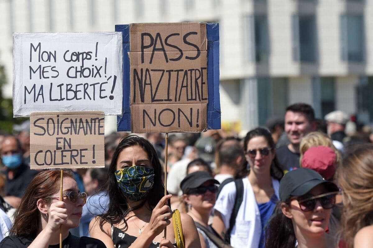 Des manifestants s'opposent au pass sanitaire à la suite de l'annonce du président français Emmanuel Macron.