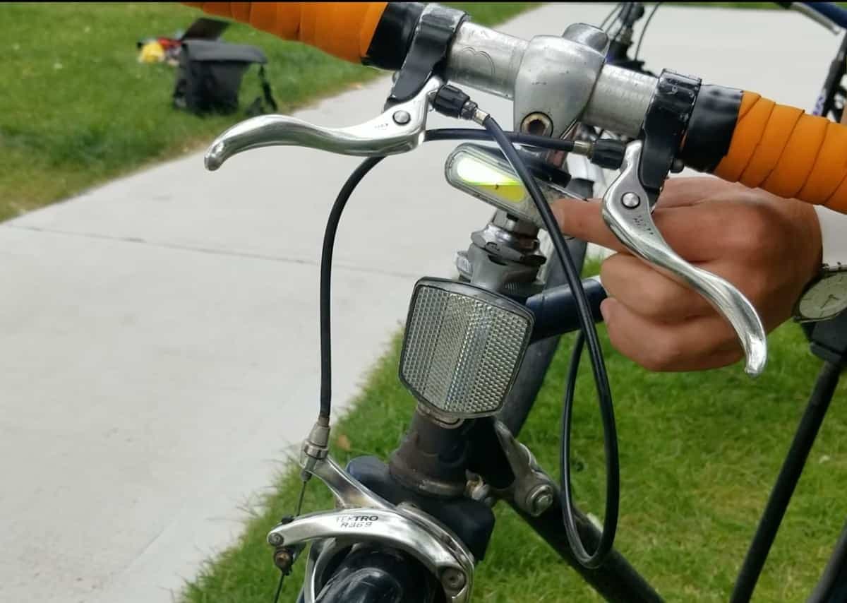 Magali Bebronne, chargée de programme chez Vélo Québec, estime qu’il est possible de s’initier au vélo d’hiver avec quelques modifications mineures sans pour autant vider son portefeuille. Sur la photo: la lumière avant CAPTURE D'ÉCRAN CAMILLE LALANCETTE/24 HEURES/AGENCE QMI