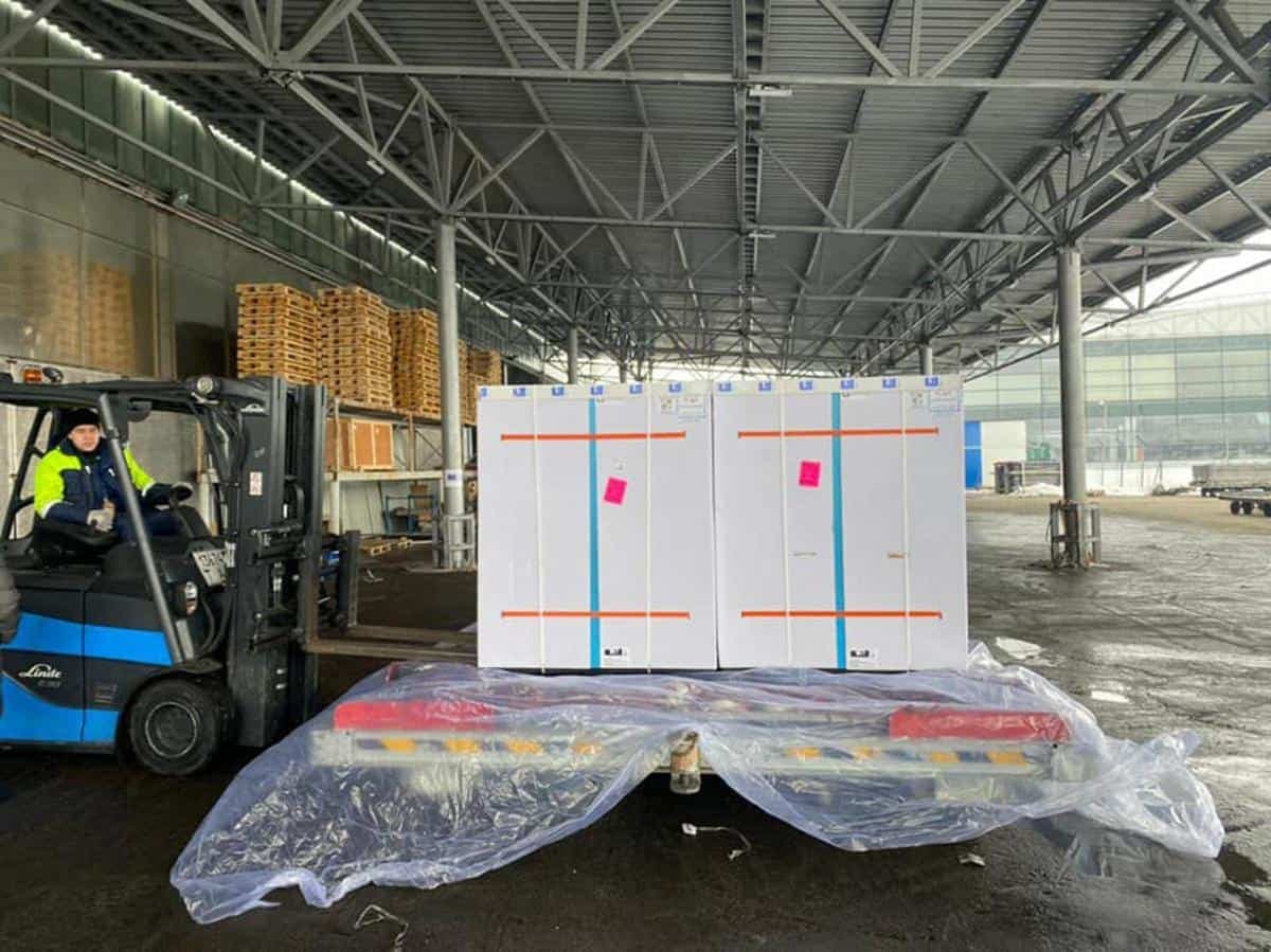 Cette photo publiée mardi par le ministère ukrainien de la Santé montre des travailleurs déchargeant un avion transportant 500 000 doses du vaccin AstraZeneca à l'aéroport Boryspil de Kiev. Le pays de 40 millions d'habitants est l'un des plus pauvres d'Europe et l'un des derniers à commencer à vacciner sa population.