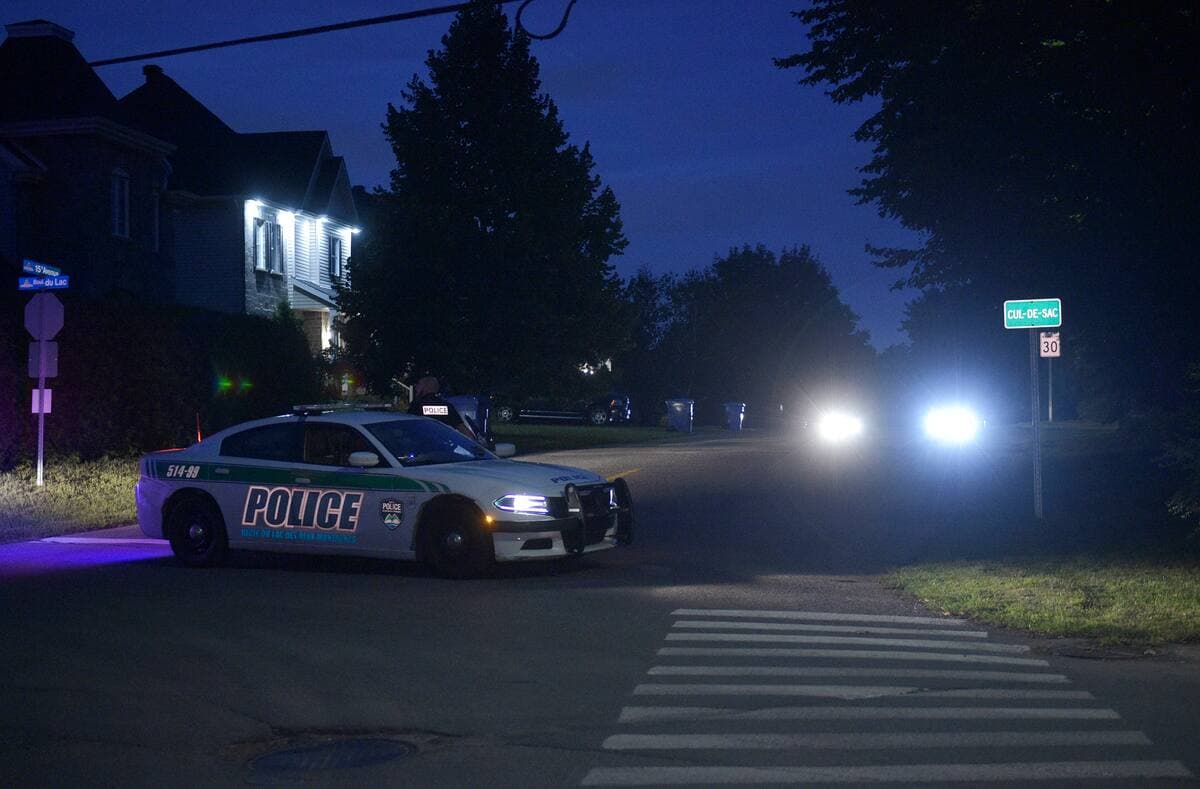 Le cul-de-sac où ont été décochés les nombreux de coups de feu était de nouveau cerné par une voiture de la Régie de Police du Lac des Deux-Montagnes, ce vendredi.