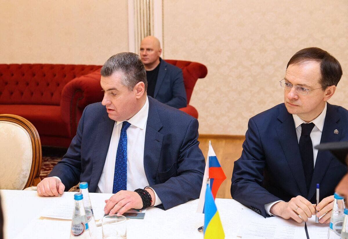 Le chef de la délégation russe, Vladimir Medinsky (à droite) en compagnie du député à la Douma et chargé des Affaires internationales Leonid Slutsky.