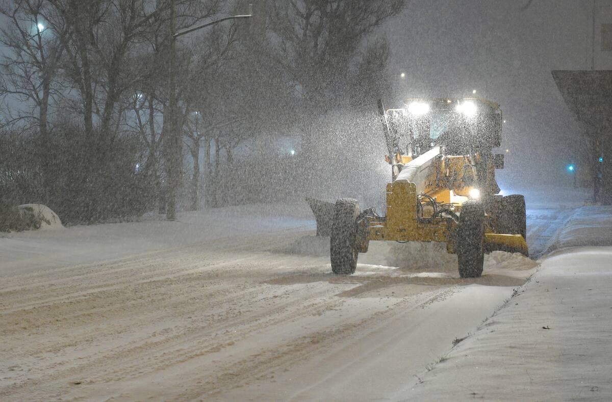 Sur les écoroutes d'hiver, on privilégie la «gratte» et un peu d’abrasif lorsque nécessaire pour assurer la santé des cours d’eau et des zones vulnérables.