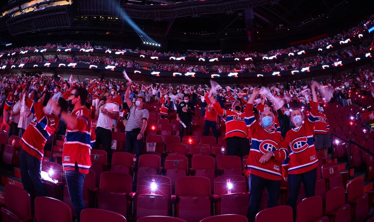 Les partisans lors de la première période du 6e match de la demi-finale du hockey de la LNH entre les Golden Knights de Las Vegas et du Canadien de Montréal au Centre Bell le jeudi 24 juin 2021.