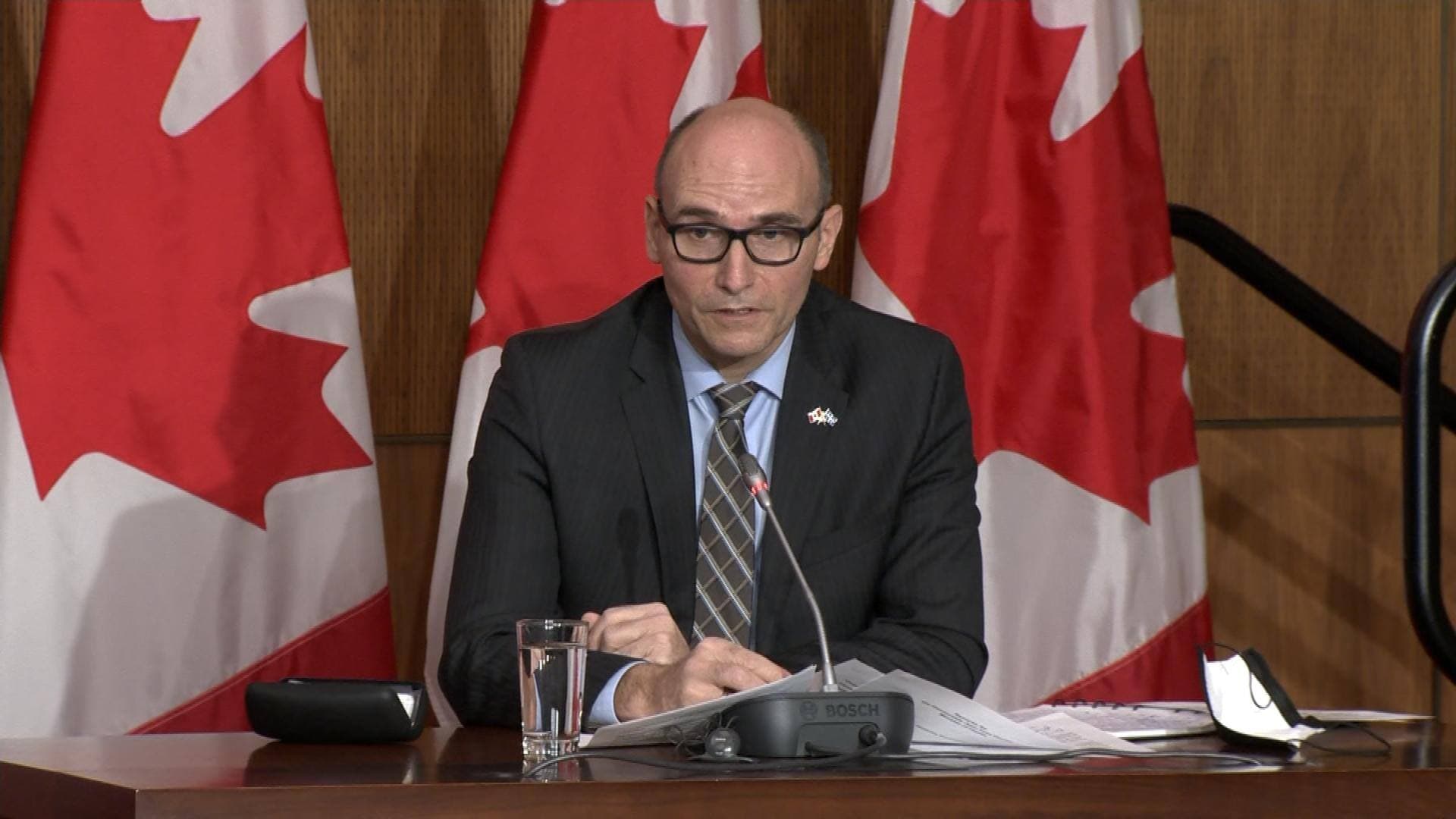 Le ministre de la Santé, Jean-Yves Duclos, lorsqu’il a annoncé des nouvelles restrictions aux aéroports, mardi en conférence de presse, dans la foulée de la découverte du variant Omicron qui se propage sur la planète.