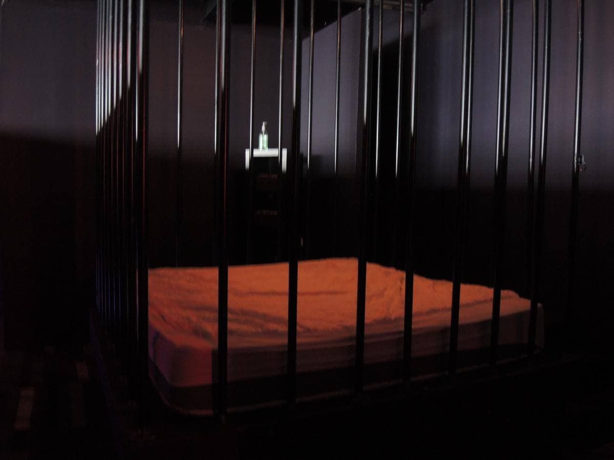 L'une des chambres de L'Orage club