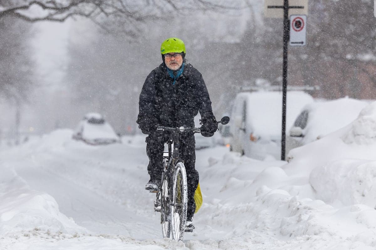 Pierre Frisko prend son vélo même lors des jours où il neige beaucoup, comme lorsque nous l'avons rencontré.