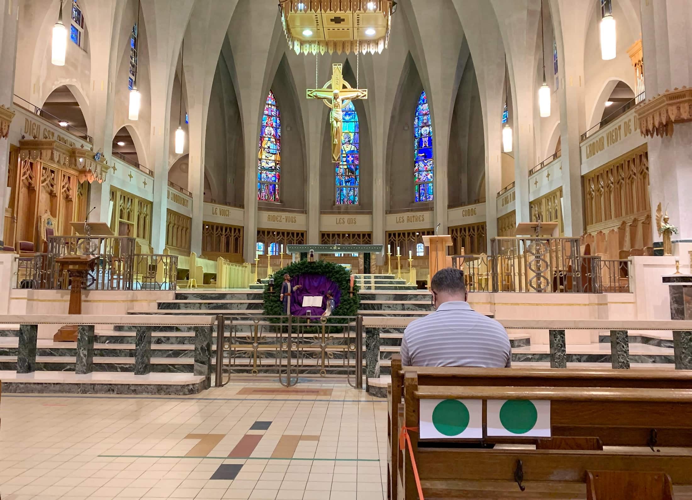 Au cours des célébrations de Noël, les fidèles pourront suivre la messe en respectant les consignes de distanciation sociale, comme on peut le voir ici, à la Basilique-Cathédrale Saint-Michel, à Sherbrooke.