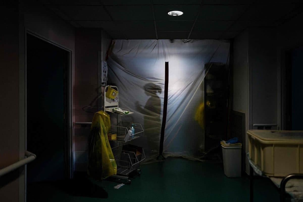 Image d’archive | Une personne issue du personnel médical se prépare à rentrer dans l’unité COVID, dans un hôpital en France.