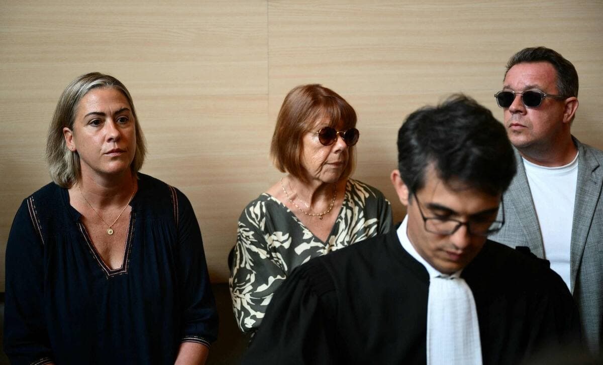 Gisèle P. (C) est assise aux côtés de sa fille Caroline Darian (G) et de son fils au palais de justice lors du procès de son mari accusé de l'avoir droguée pendant près de dix ans et d'avoir invité des inconnus à la violer à leur domicile de Mazan, une petite ville du sud de la France, à Avignon, le 2 septembre 2024. L'affaire implique 50 co-accusés. Les accusés, dont 18 sont en détention provisoire, sont des hommes âgés de 21 à 68 ans au moment des faits. (Photo Christophe SIMON / AFP)