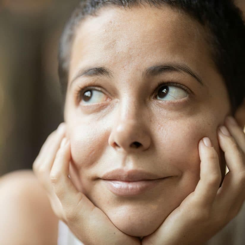 Boutons dans le cou après 40 ans : causes et soins