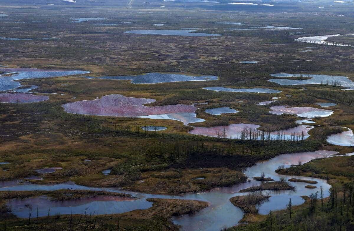 Une vue aérienne des cours d'eau pollués par un déversement de 20 000 tonnes de diesel en fin mai, dans le cercle arctique russe.