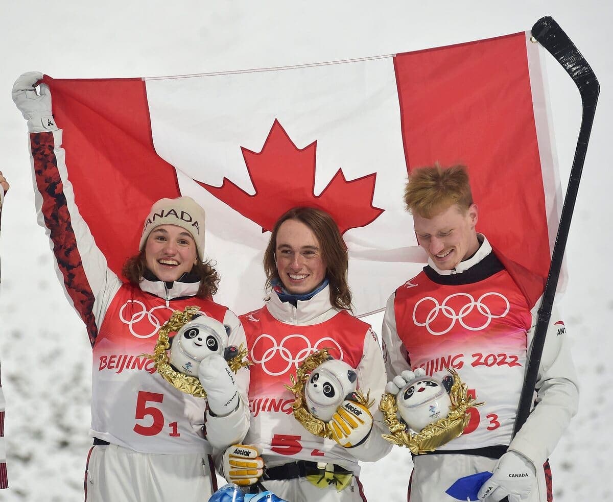 Marion Thénault, Miha Fontaine et Lewis Irving étaient heureux de soulever le drapeau canadien, jeudi.