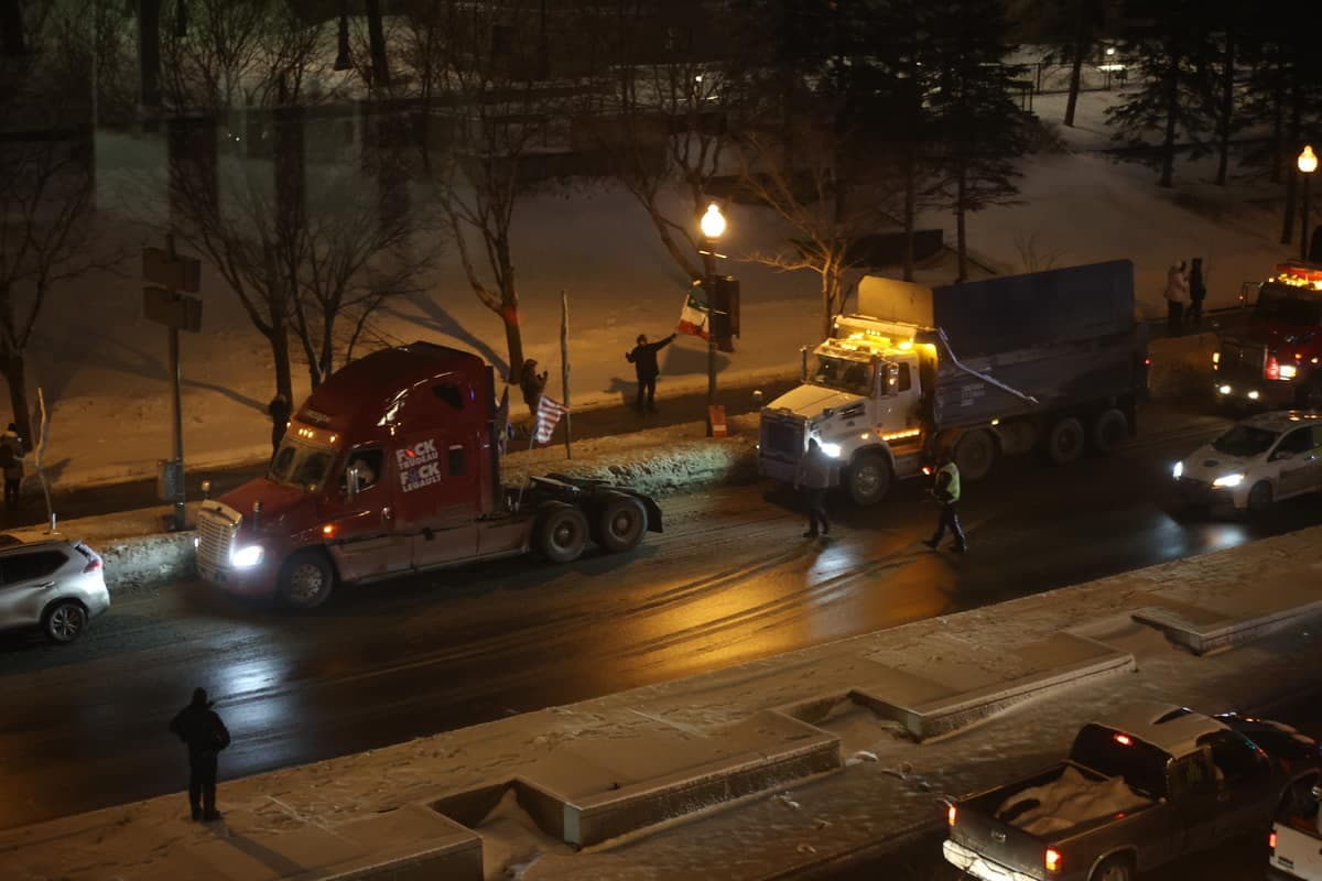 Un convoi de quelques camionneurs et de plusieurs véhicules est arrivé à Québec jeudi soir et a été accueilli par plusieurs sympathisants, sous l’œil attentif des policiers qui n’ont toléré aucun manque de civisme.