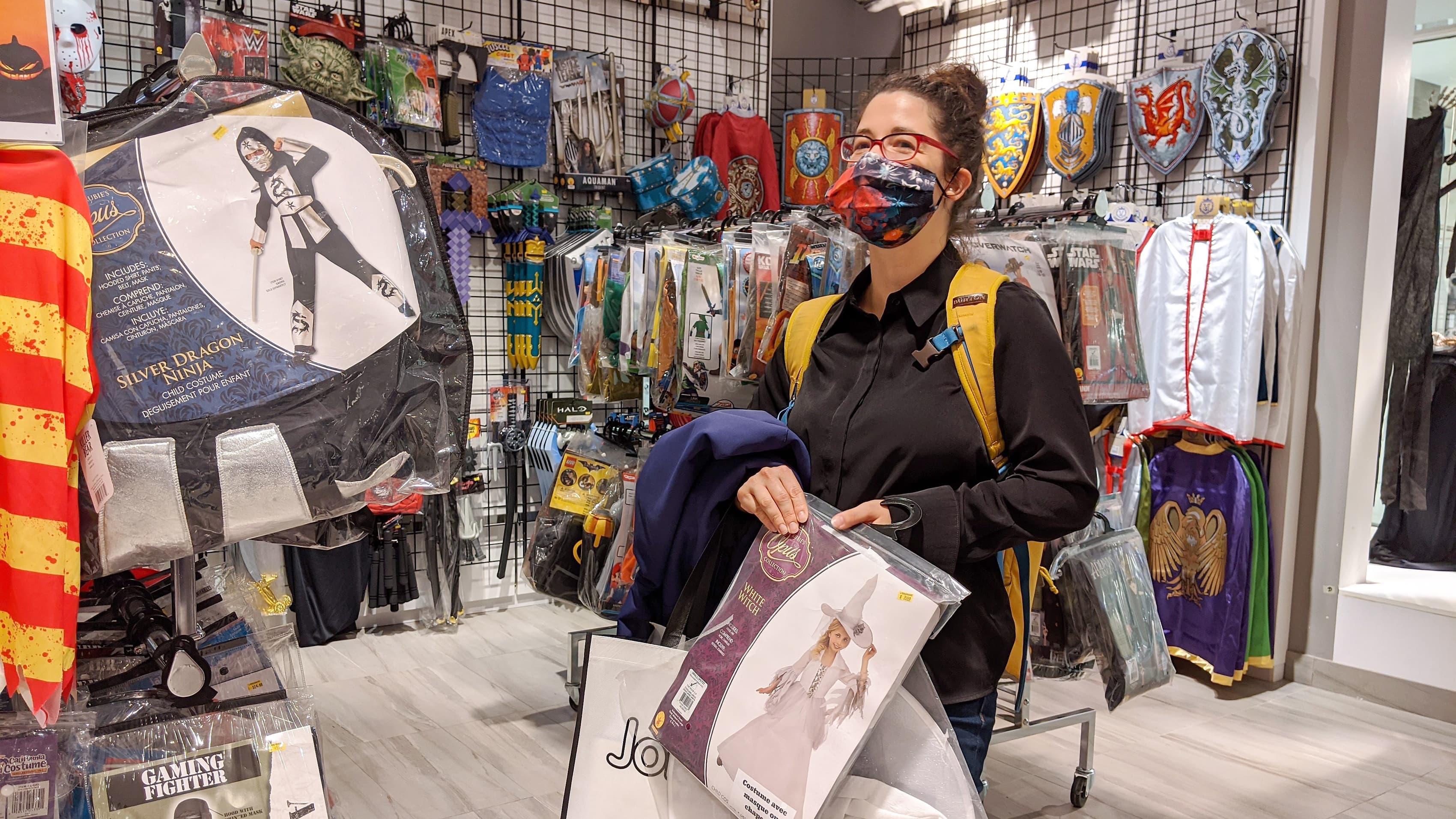 Mélanie Lemieux magasinait, jeudi, les costumes de ses enfants à la boutique Imaginaire de Laurier Québec.