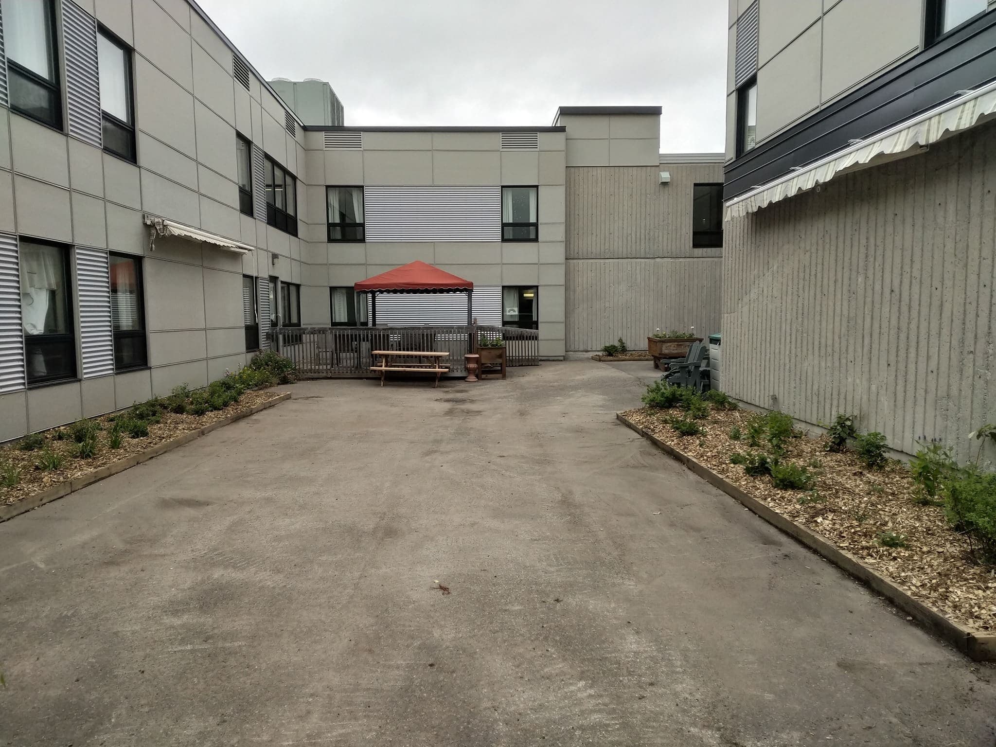 Une partie de le cour intérieure du CHSLD Ste-Marie à Jonquière a été dépavée pour y planter des végétaux.