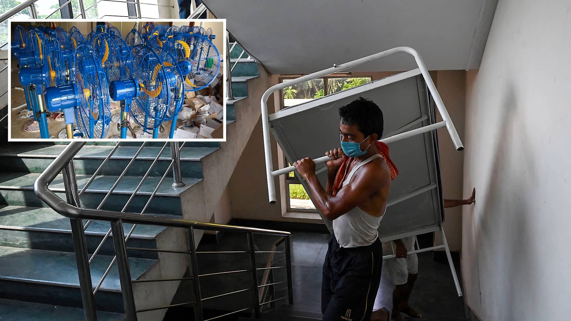 Des employés transportant des lits et des ventilateurs se dépêchent à aménager un stade à Calcutta, en Inde, pour isoler les personnes positives à la COVID-19 et tenter de maîtriser la vague d’infections que connaît le pays.