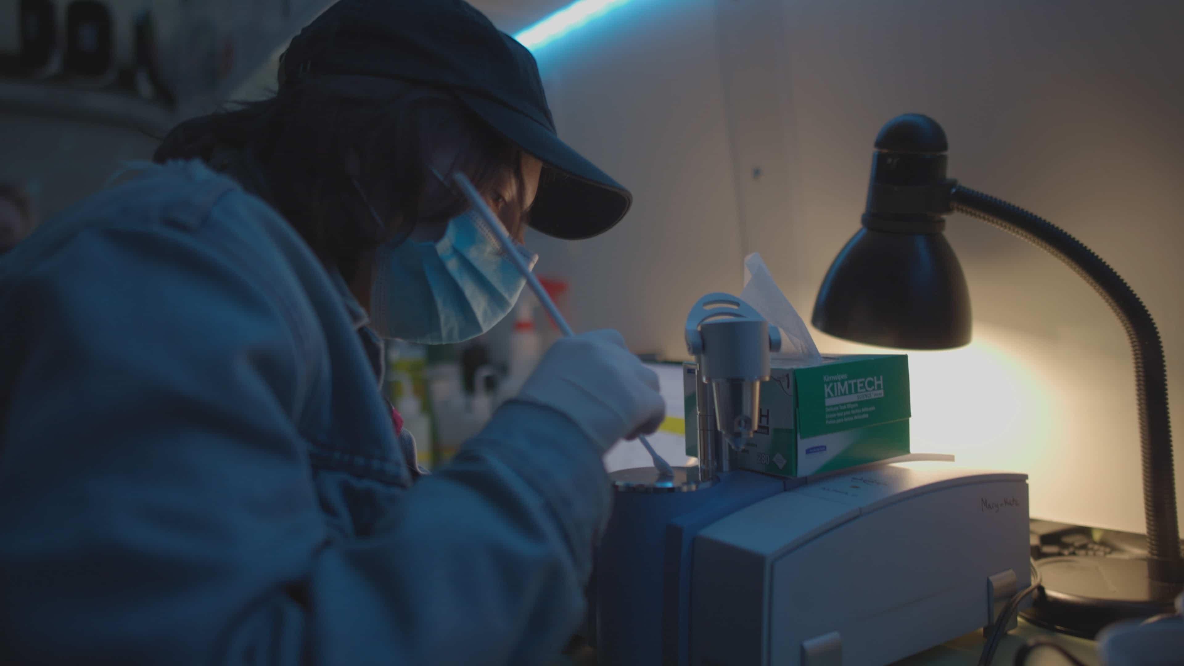 Kathryn place la poudre sur la surface du FTIR.
