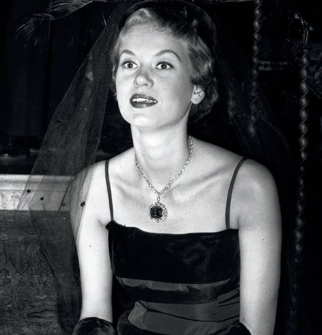 LA MANNEQUIN MARY PHIPPS AURAIT HÉSITÉ À PORTER LE BIJOU LORSQUE LE BIJOUTIER HARRY WINSTON LE LUI A PRÊTÉ LORS D’UN BAL, EN 1949.