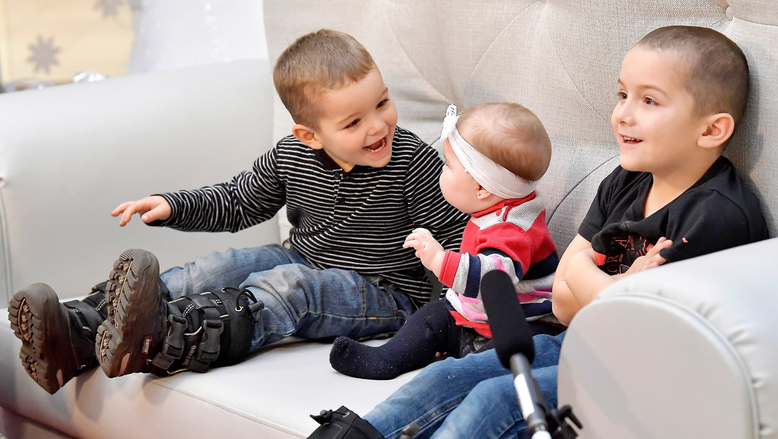 Maélie, 6 mois (au centre), a rencontré pour la toute première fois le bedonnant personnage, en compagnie de ses frères Jayden et Zack.