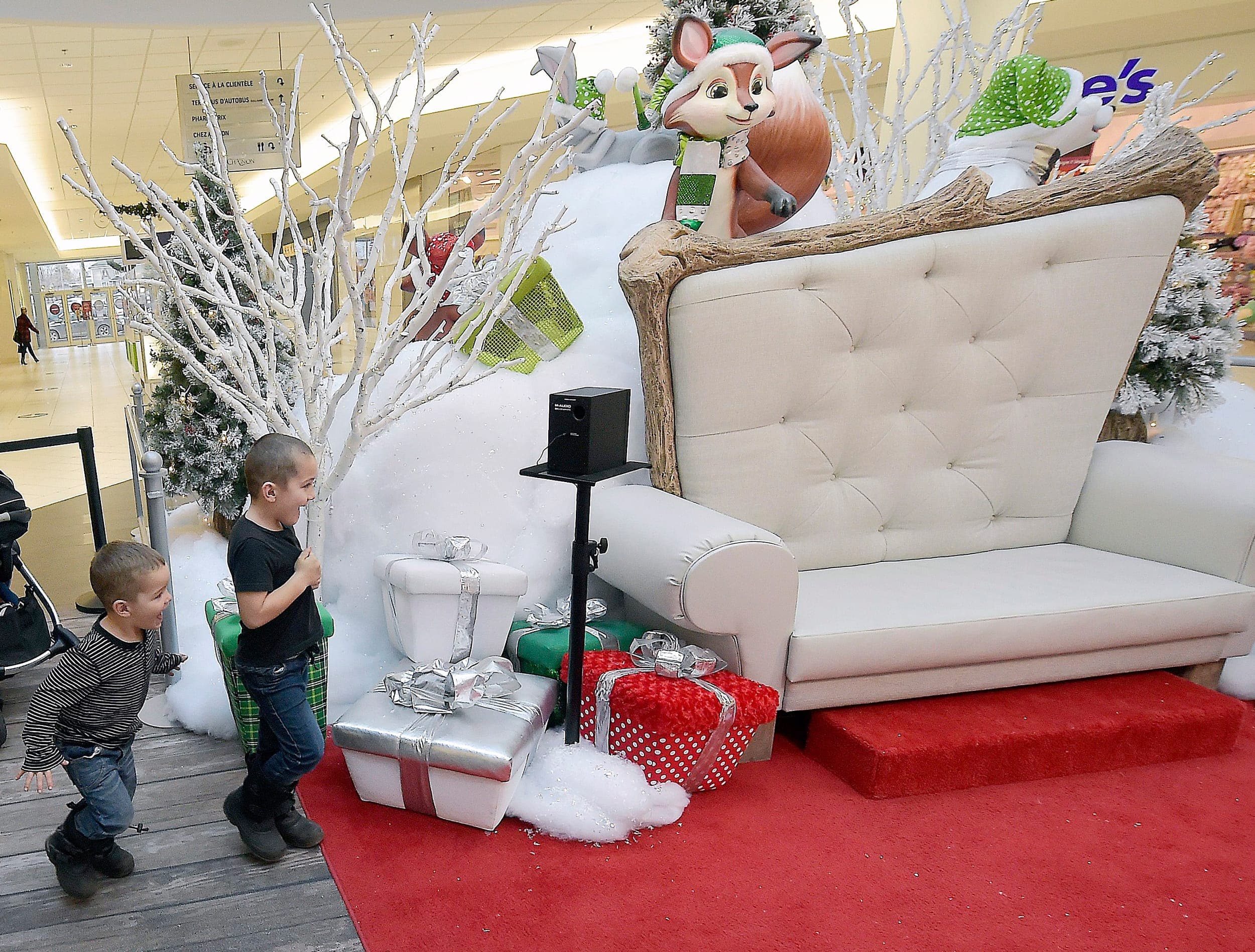 Cette année, les enfants ont le privilège de s’asseoir sur le trône du père Noël.