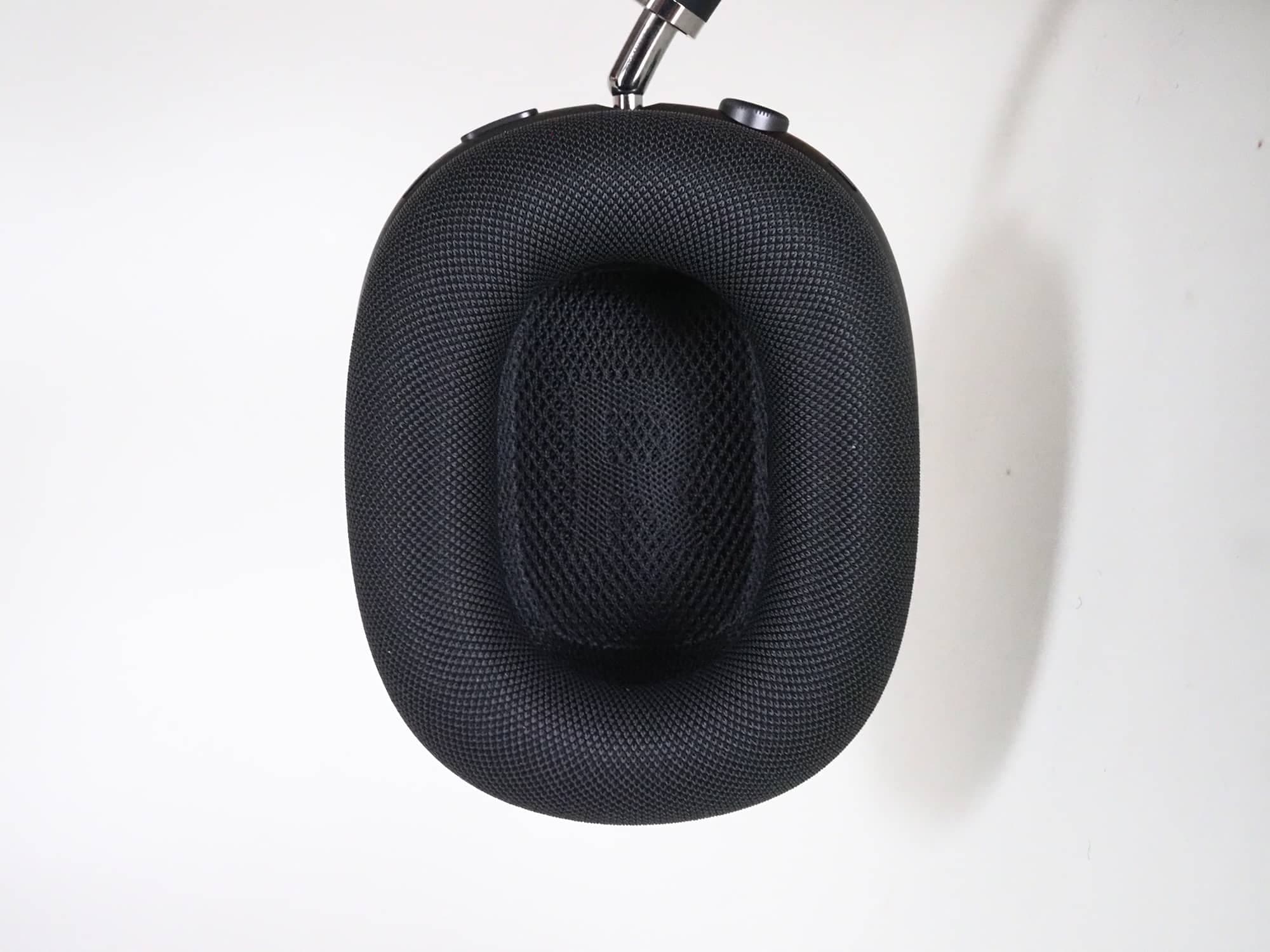 Le coussinet de l’AirPods Max entoure complètement l’oreille de l’utilisateur.