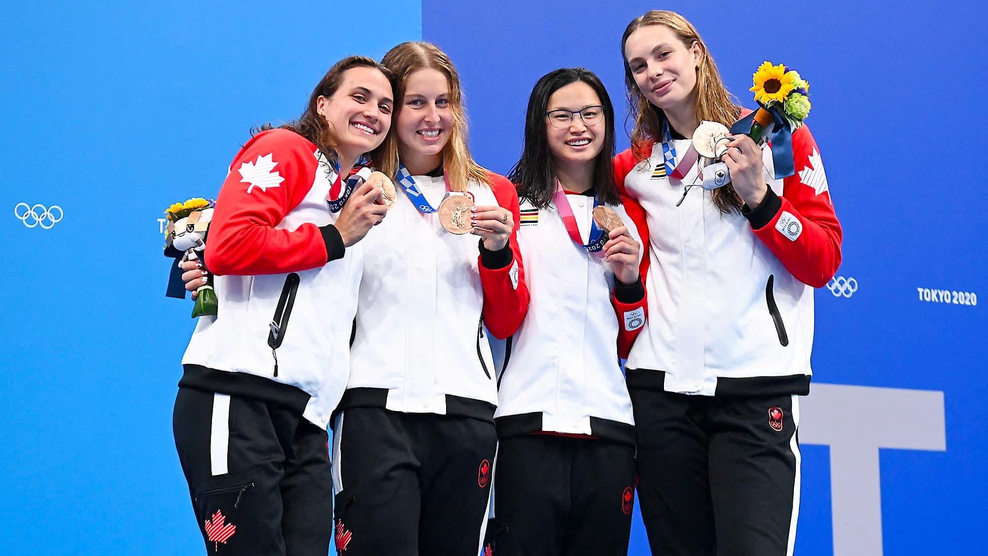 Les nageuses Kylie Masse, Sydney Pickrem, Margaret Mac Neil et Penny Oleksiak se sont amusées à la piscine, grimpant entre autres sur la troisième marche du podium au relais 4x100 m quatre nages.