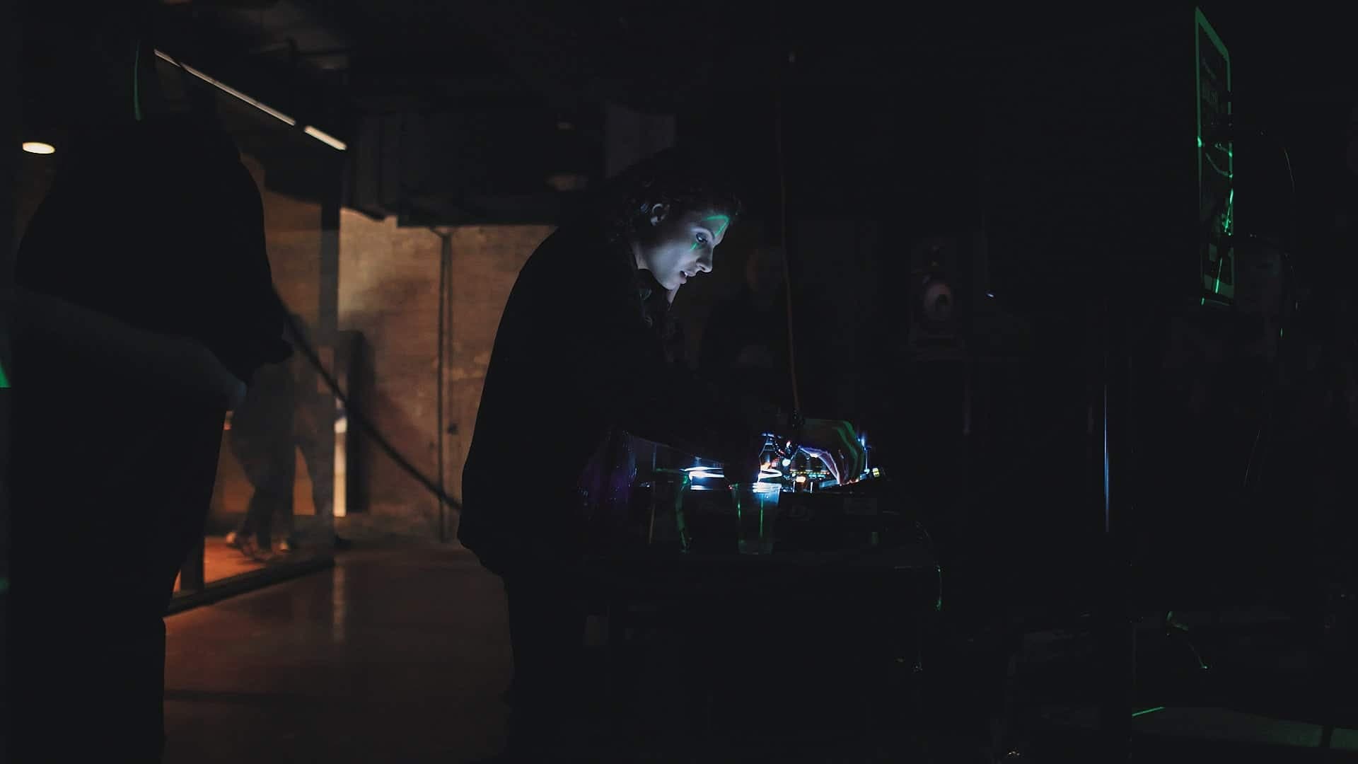 Une DJ pendant l'événement au Livart