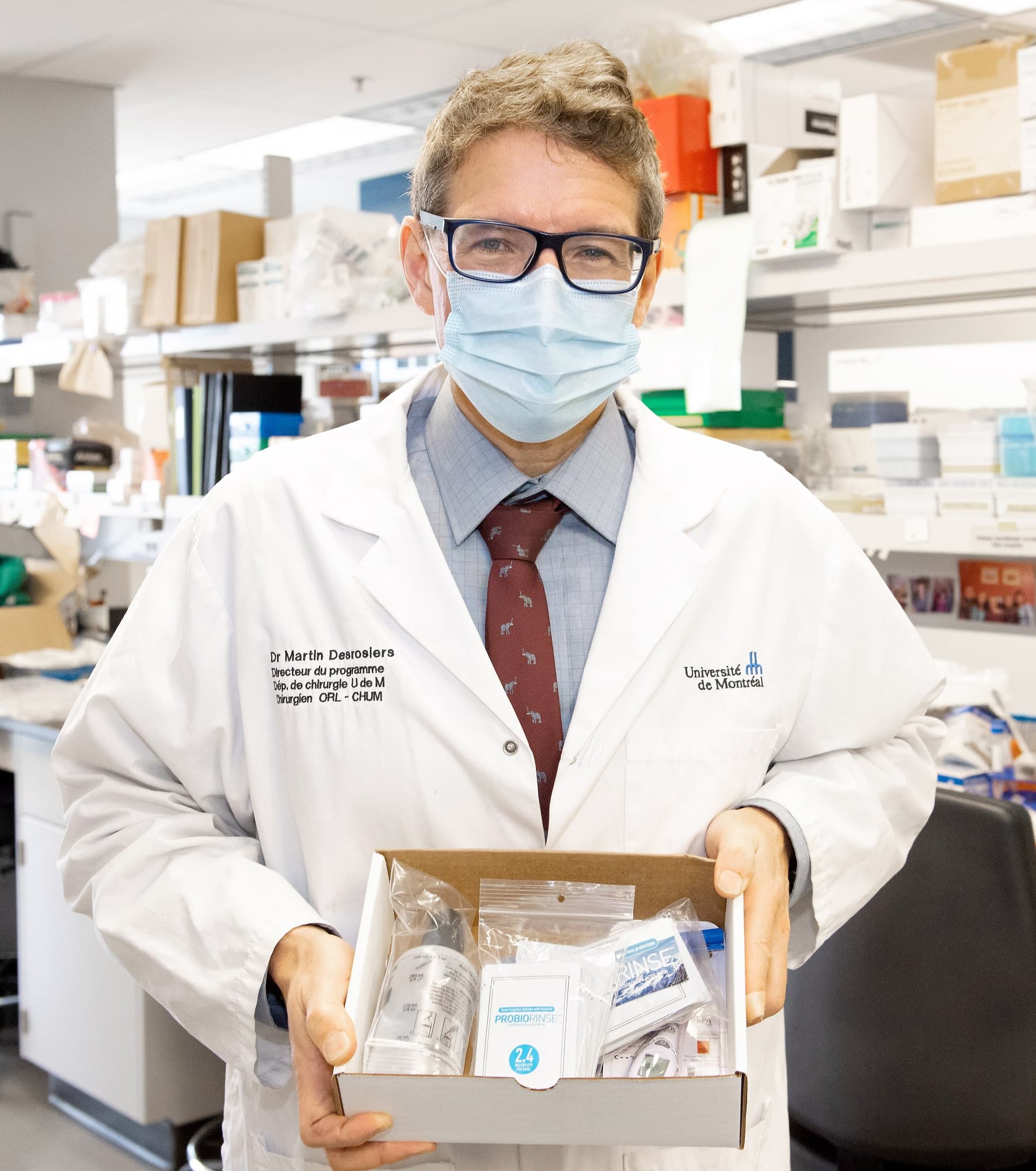 Le Dr Martin Desrosiers, oto-rhino-laryngologiste et chercheur au Centre hospitalier universitaire de Montréal, montre la trousse de traitement en vaporisation nasale qui contient des probiotiques. Elle permettrait de réduire les symptômes de la COVID-19.