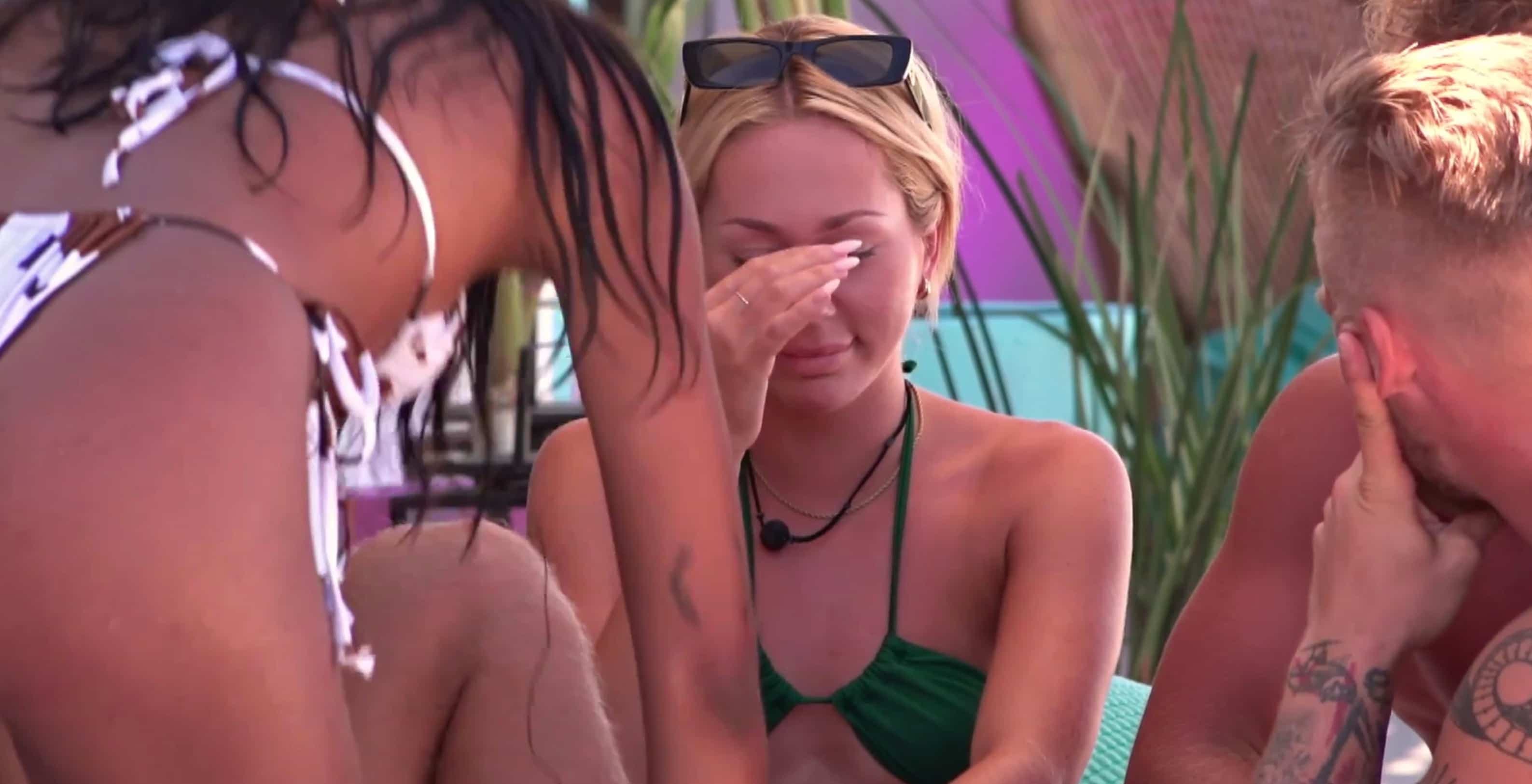 Sandrine réalise le ridicule de la situation.