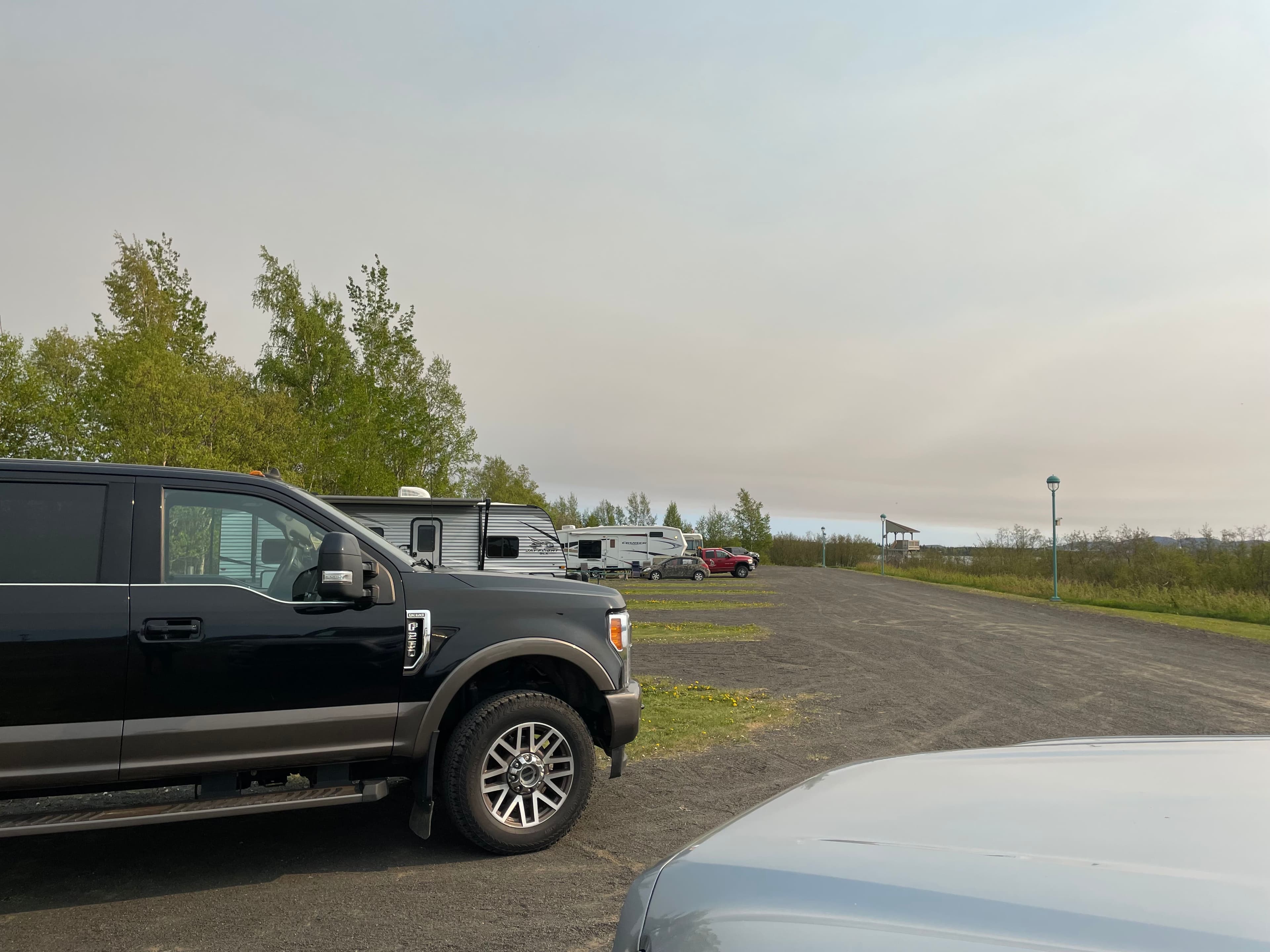 Plusieurs résidents qui ont été évacués se sont réfugiés dans leur roulotte, notamment face à la baie des Sept Îles.