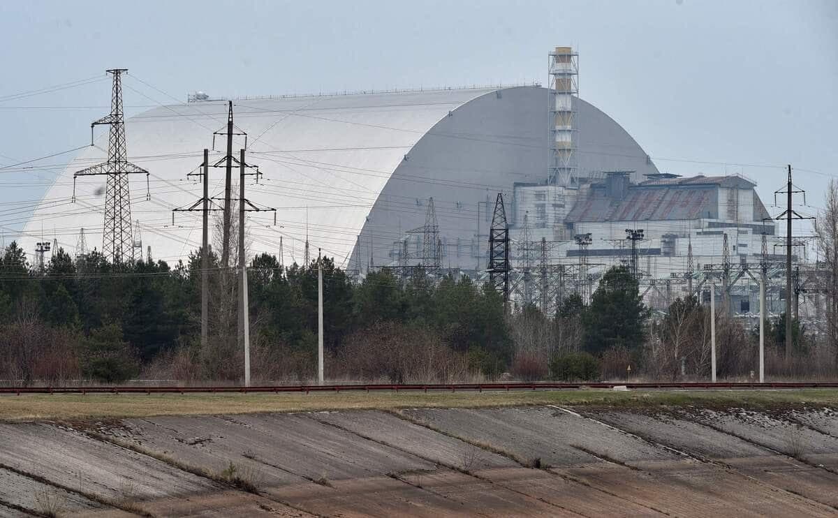 Un dôme de protection géant couvre le quatrième réacteur détruit de la centrale nucléaire de Tchernobyl.